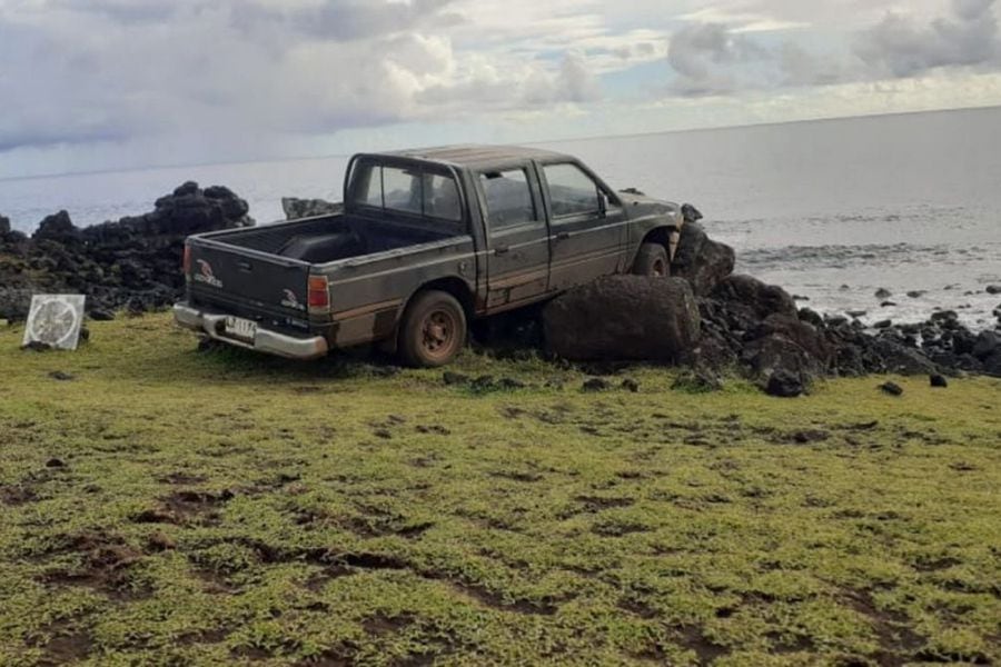 Chileno "care piedra" choca moái en Isla de Pascua