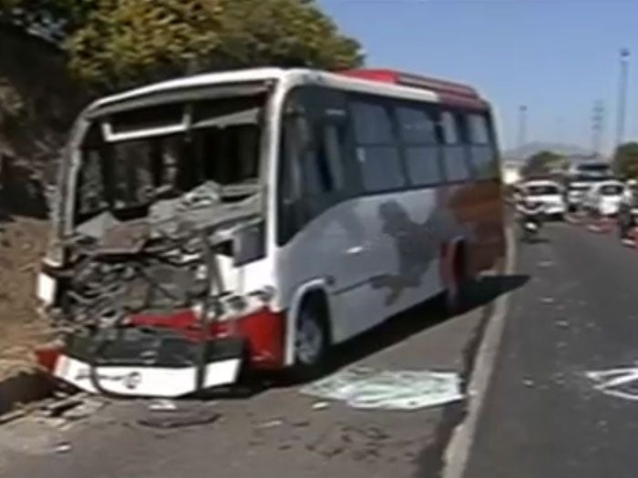 17 heridos dejó choque de bus con camión en la Autopista del Sol