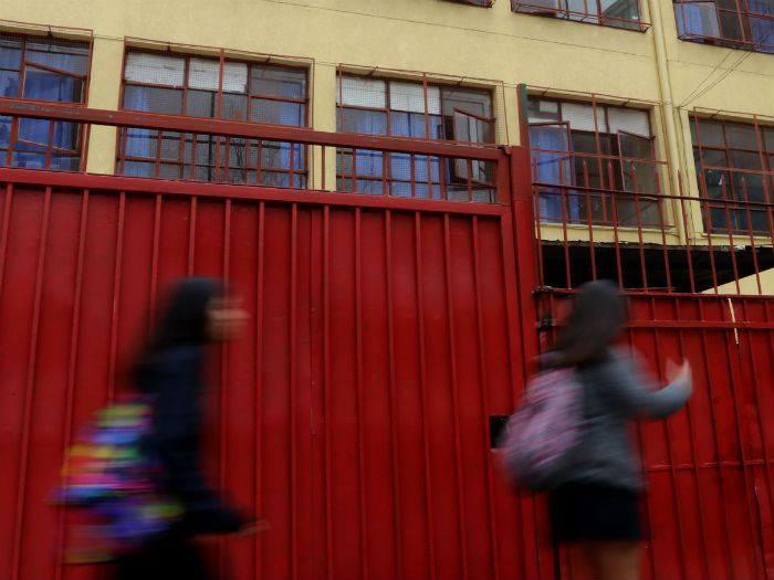 Detienen a auxiliar de colegio que fotografiaba bajo la falda a las alumnas