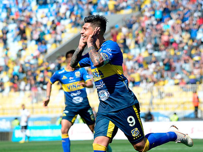 Everton goleó a Colo Colo con cuatro goles de Pato Rubio