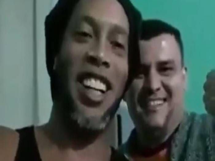 Ronaldinho sorprende con cariñoso saludo desde la cárcel