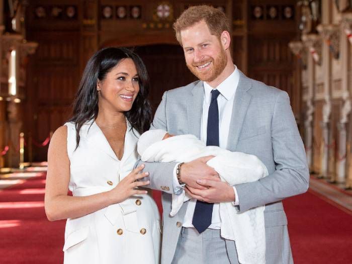 "Es mágico": Meghan Markle y el príncipe Harry presentan su bebé al mundo