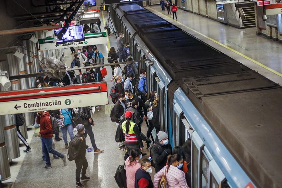 Aglomeración de gente en el Metro tras salir de cuarentena el 97 porciento de la capital