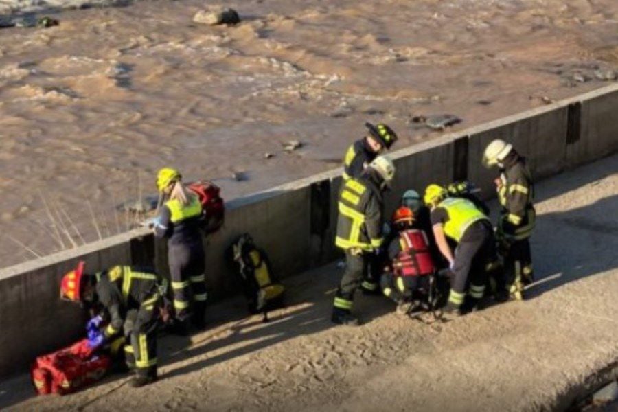 Bomberos acuden a operativo luego de que un hombre cayera al río Mapocho