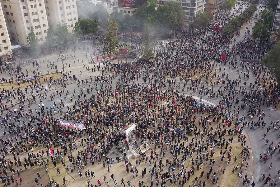 Manifestantes comienzan a reunirse en Plaza Italia