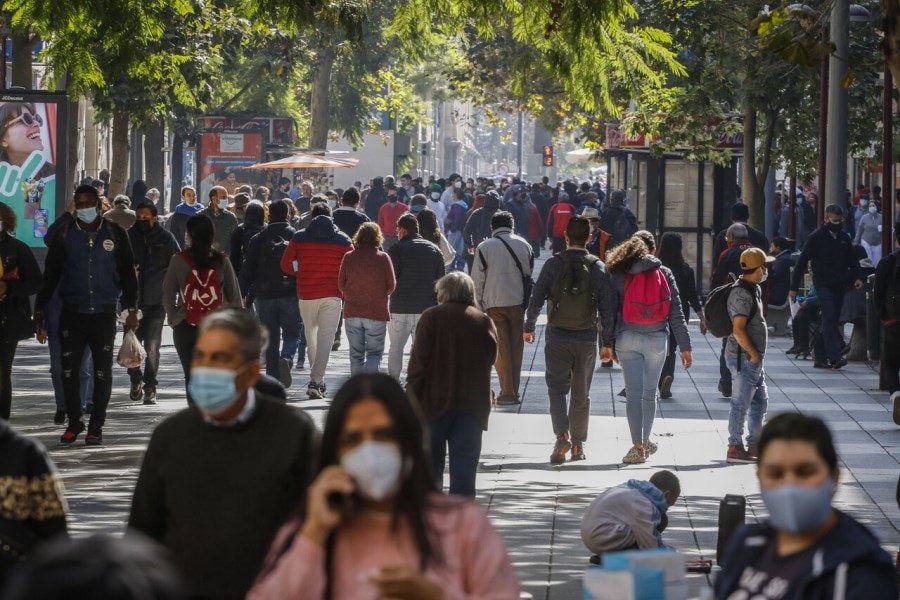 Santiago y Recoleta entre las 27 comunas que avanzarán a "transición" tras modificaciones del Plan Paso a Paso