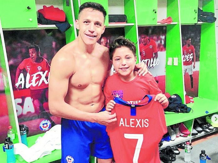 Niño que saltó a la cancha por Alexis: "Todos deberían intentarlo alguna vez"