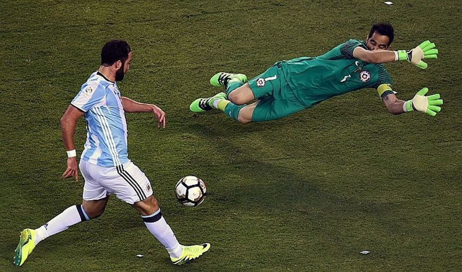 Higuaín se retiró y aún no cae la pelota del penal