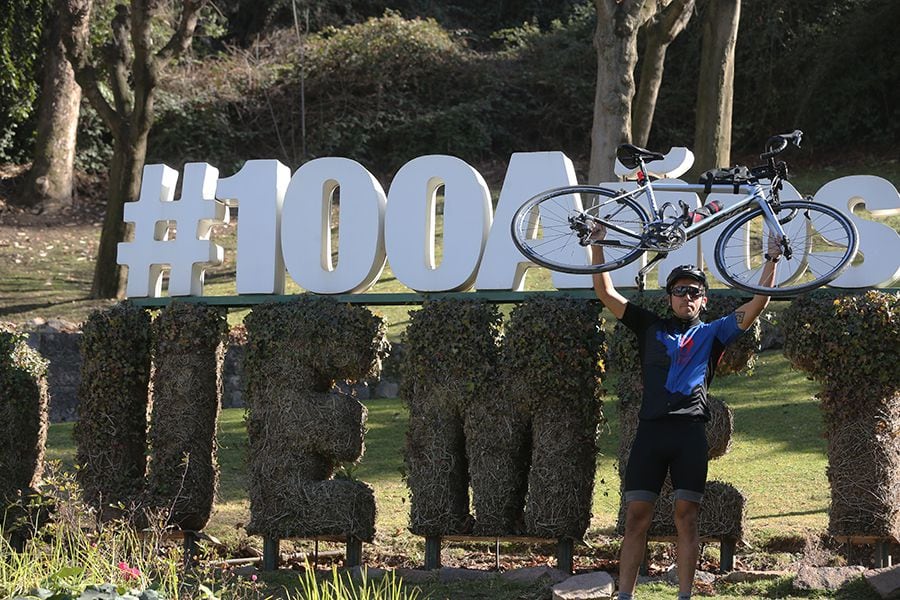 Ciclista saca muslo por Chile: pedaleará 1.200 kilómetros en Francia