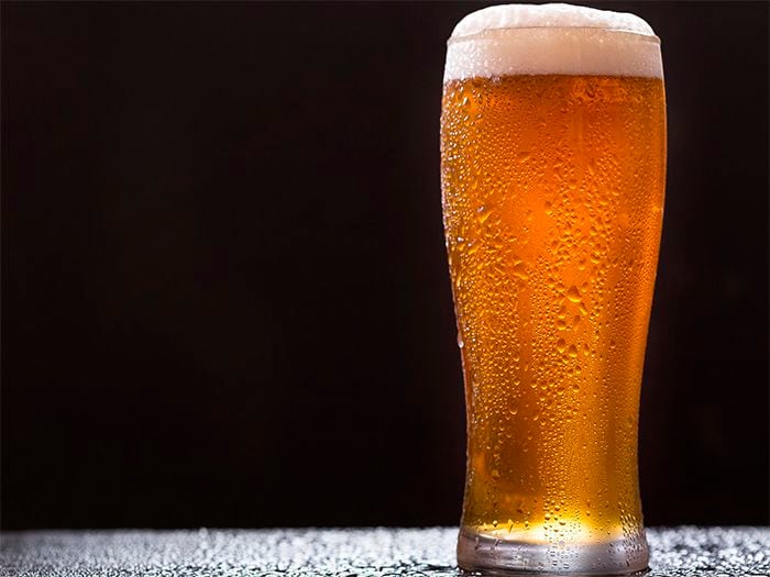 Cervecería chilena prepara y dona alcohol gel para repartidores