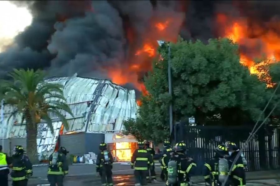 Enorme incendio consume fábrica en Quilicura: el fuego está descontrolado