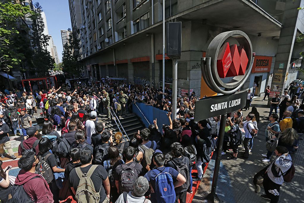 Súper lunes feminista: estaciones del metro de Santiago son