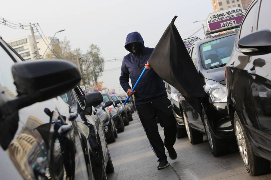 "Necesitamos apoyo económico": paro de taxis colectivos genera "alta congestión" en la capital