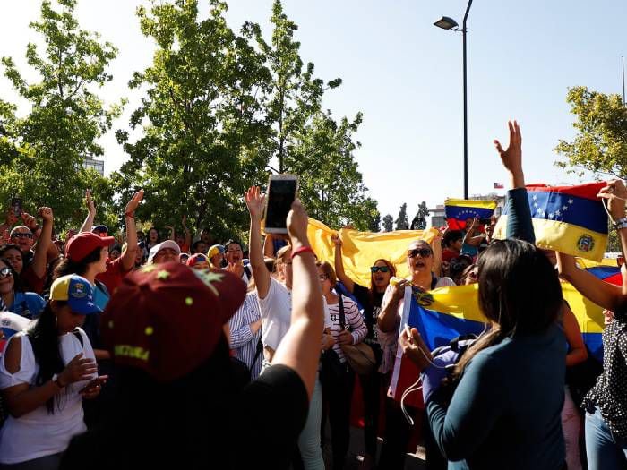 "¡Y ya cayó, y ya cayó!": Venezolanos apoyan a Guiadó en Plaza Italia