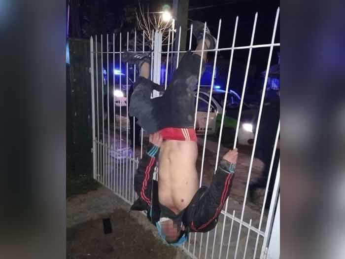 Quiso entrar a robar a una casa y quedó colgando de la reja