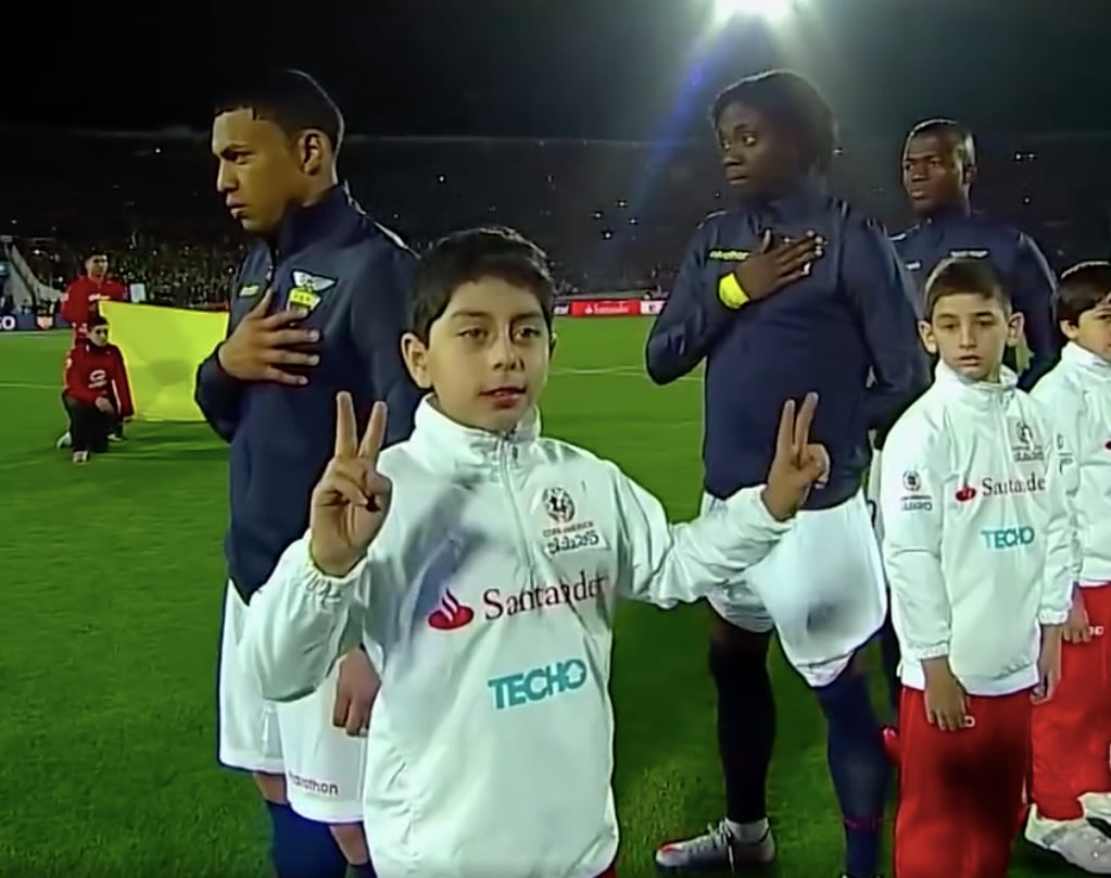 Sebastián Cichero era uno de los niños escoltas durante el partido inaugural de la Copa América 2015.