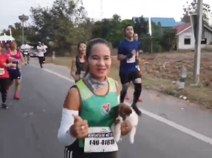 Corredora se vuelve viral por interrumpir su maratón para rescatar a un cachorro