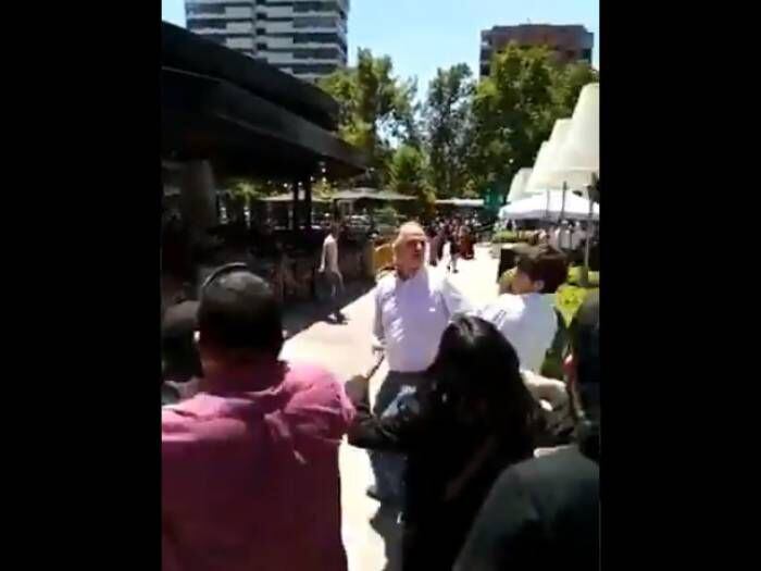 Graban brutal pelea entre cliente y manifestante en el Parque Arauco