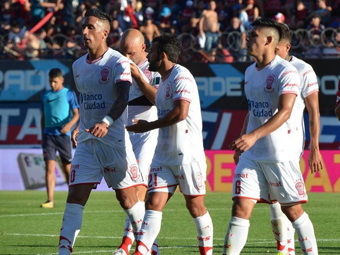 "No se puede creer": Lucas Barrios erró insólito gol en su debut en Huracán