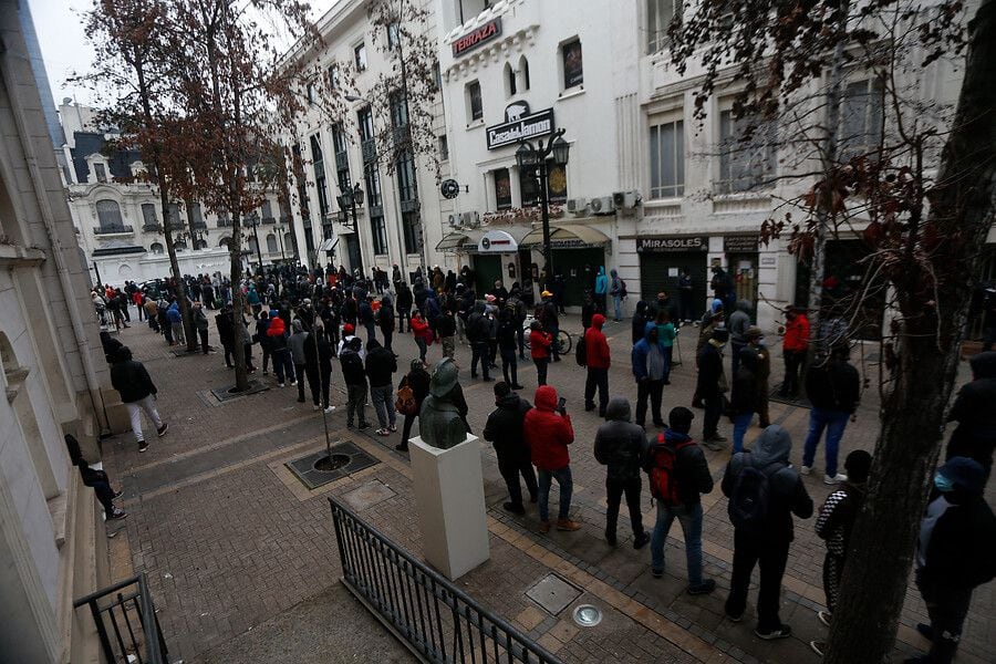 Registran colas interminables de personas en oficina de AFP