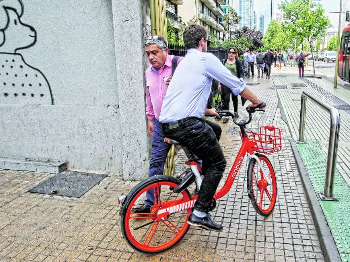 Ley baja de la vereda a ciclistas y los viste con ropa reflectante