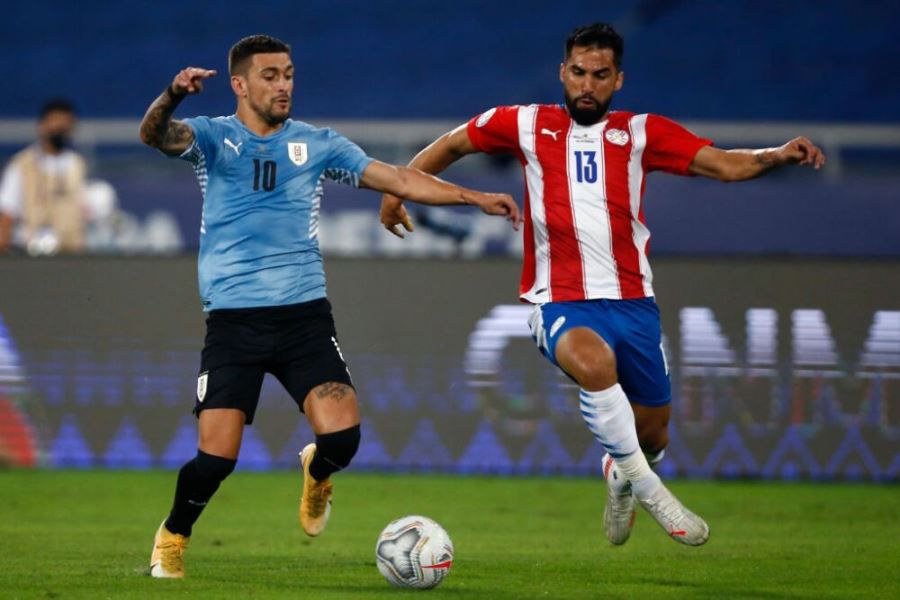 Uruguay derrota a Paraguay y confirma a Brasil como el nuevo rival de La Roja