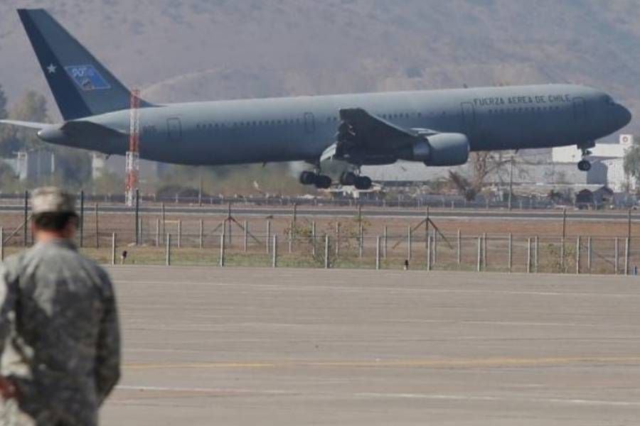 Gobierno recibe avión de la FACh con insumos médicos y 11 ventiladores mecánicos