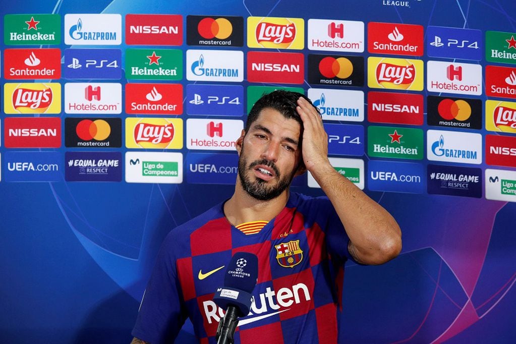 FILE PHOTO: Soccer Football - Champions League - Round of 16 Second Leg - FC Barcelona v Napoli - Camp Nou, Barcelona, Spain - August 8, 2020  Barcelona's Luis Suarez speaks to the media after the match, as play resumes behind closed doors following the outbreak of the coronavirus disease (COVID-19)  REUTERS/Albert Gea/File Photo