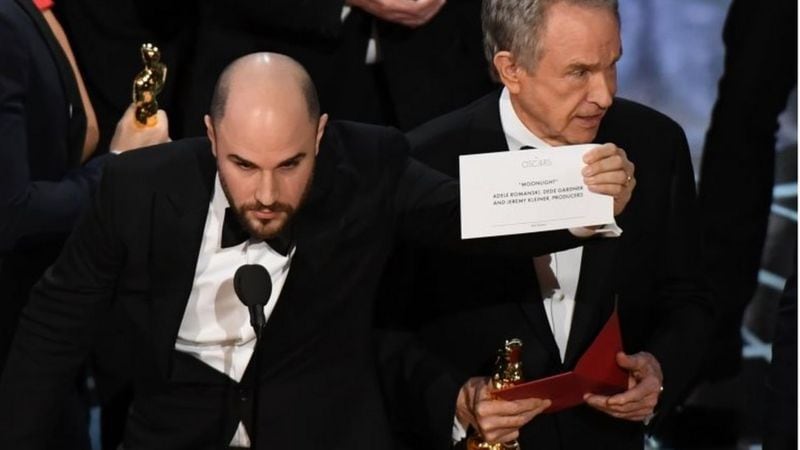 El insólito e histórico error de los Oscar: cuando dieron por ganadora a "La La Land" en lugar de "Moonlight"