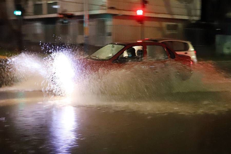 Cortes de luz y anegamientos deja intenso sistema frontal en la Región Metropolitana