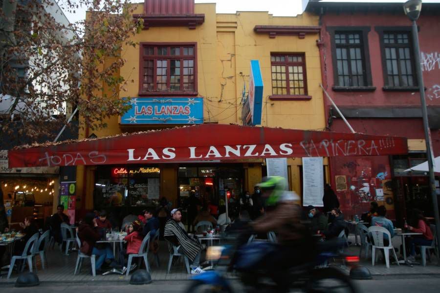 Cerrado hasta el lunes: restaurante "Las Lanzas" de Ñuñoa confirma brote Covid