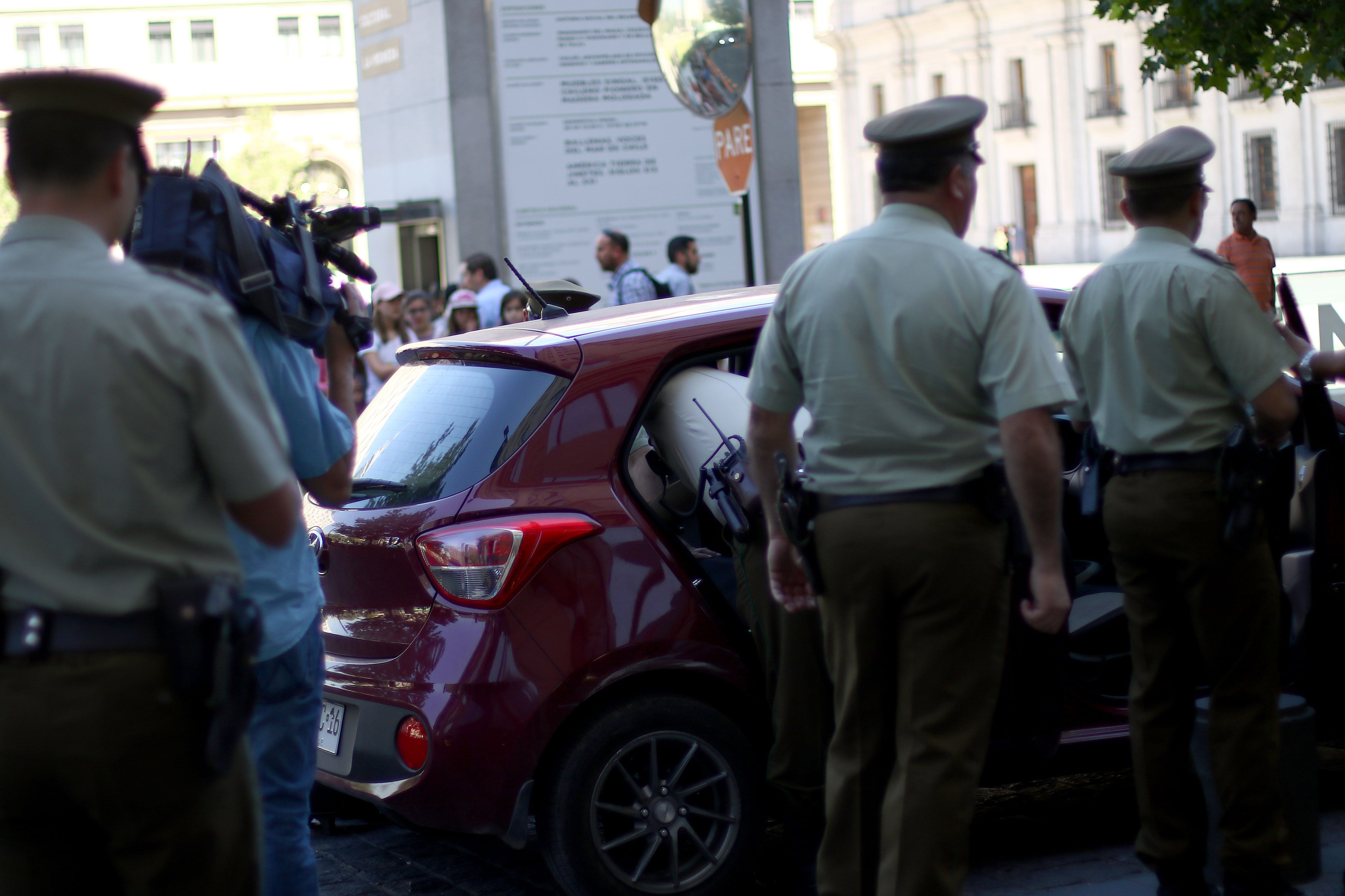 Tensión en La Moneda: conductor cruzó contra el tránsito y exigió a gritos reunión con Piñera