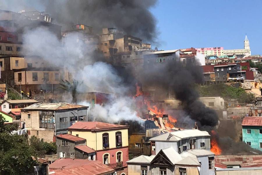 Incendio en Valparaíso consume al menos tres viviendas: amenaza a casas vecinas