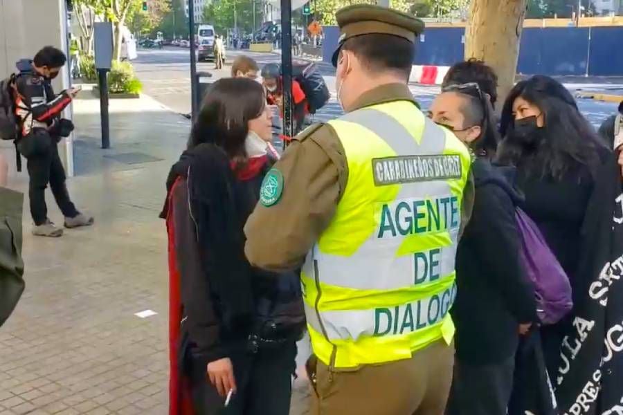 Sorpresa generó debut de "Agente de diálogo" de Carabineros durante protestas