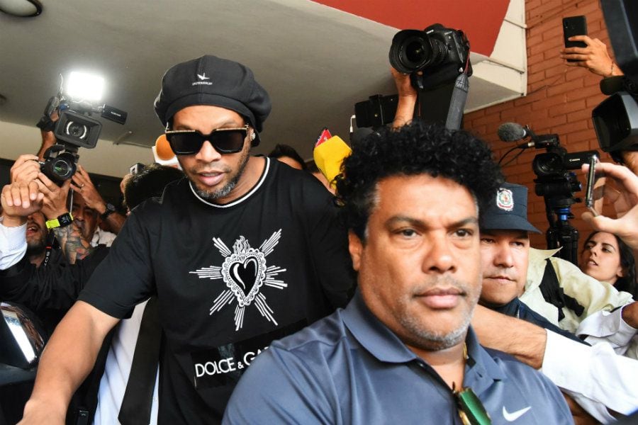 La polémica foto de Ronaldinho en una cárcel paraguaya