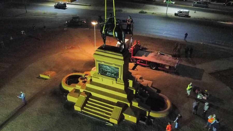 Finalmente el monumento al General Baquedano fue removido de Plaza Italia