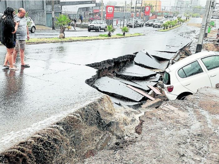 Anuncian bonos para damnificados por el diluvio en el norte