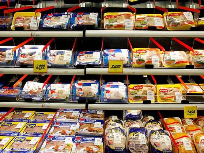 Les pasa por "pollos": Cencosud, Walmart y SMU son condenados por colusión