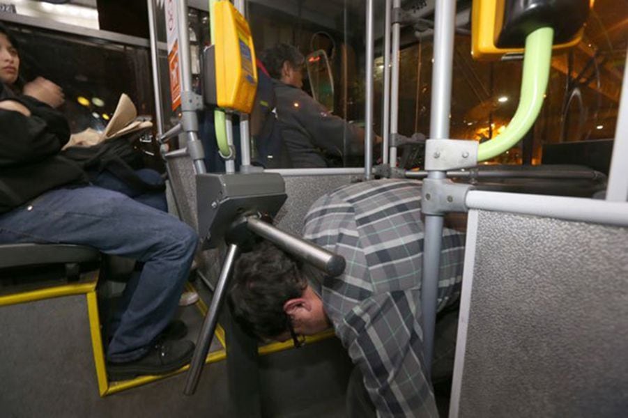 Retienen plata de la Operación Renta a frescos que no pagan Transantiago