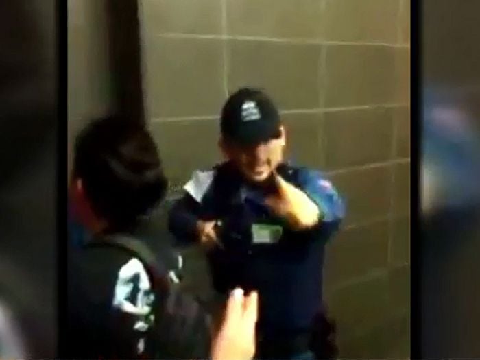 [Video] Guardias de Metro apuntan con armas a pasajeros tras detención