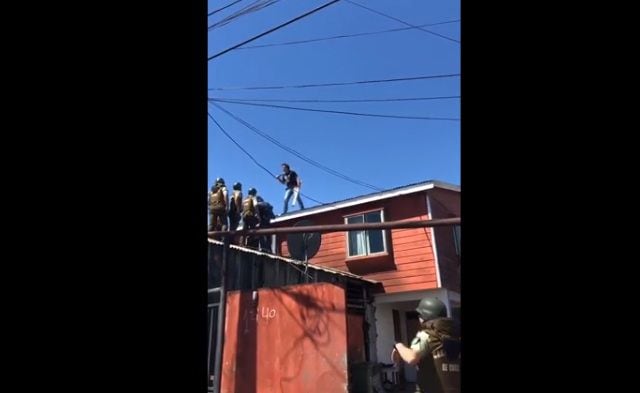 Joven se enfrentó a palos con carabineros en el techo de una casa