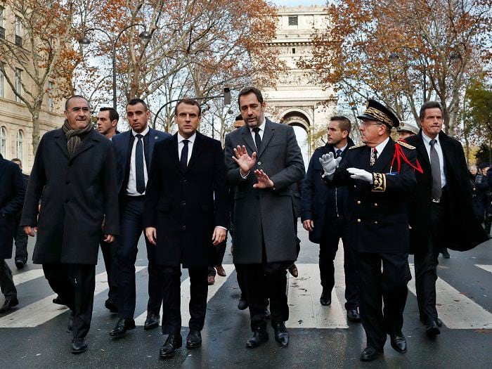 Macron visita arco del triunfo y se encuentra con insólito chilenismo