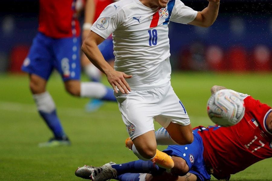 "Medel barriendo a Medel": Los increíbles parecidos de La Roja y los jugadores paraguayos