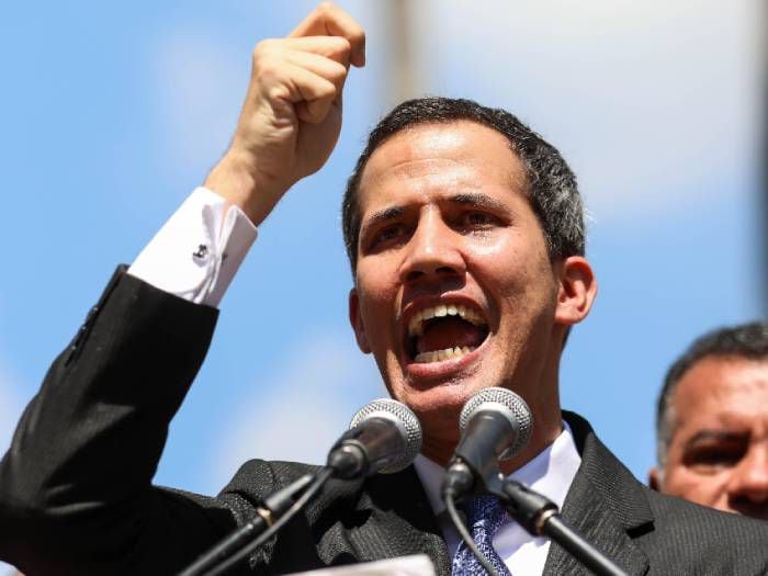 "Estamos aquí más fuertes": Guaidó llega a Venezuela bajo temores de un arresto