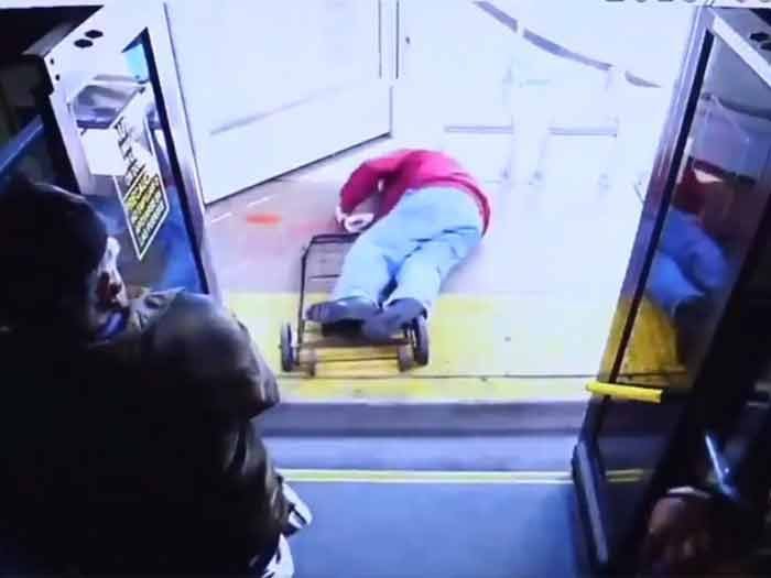 [Video] Empujó a anciano desde un bus y la juzgarán por homicidio