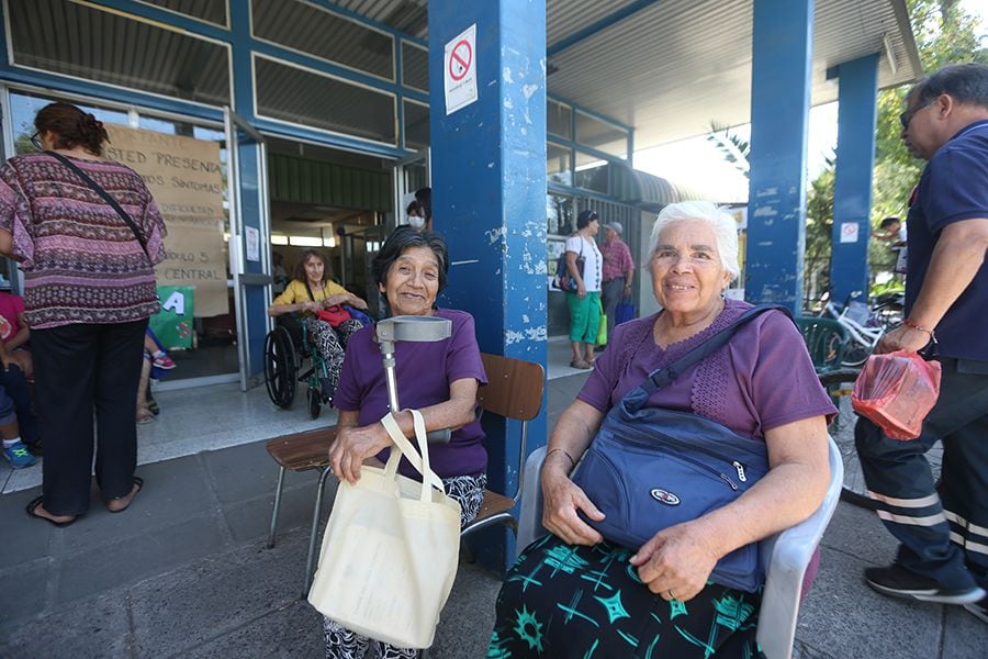 Mayores de 80 años podrán salir a comprar bienes esenciales sin permiso