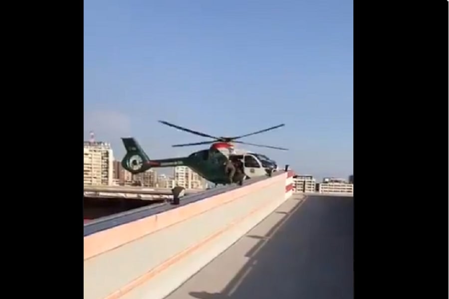 El momento exacto en que cae puerta de helicóptero de Carabineros en pleno vuelo