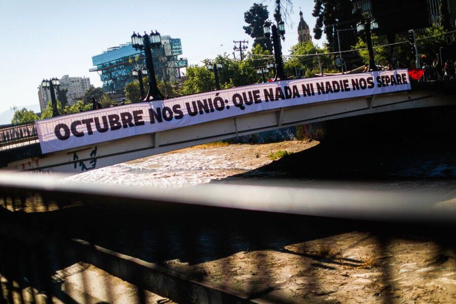 Plaza Italia: qué dicen los lienzos y afiches de los manifestantes