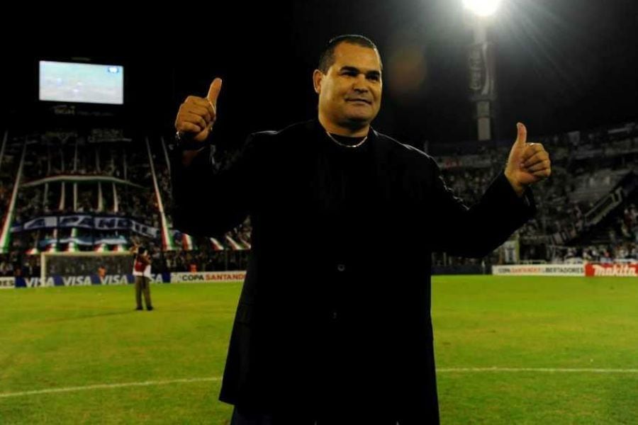 Chilavert se puso el parche pirata: "Háganse respetar"