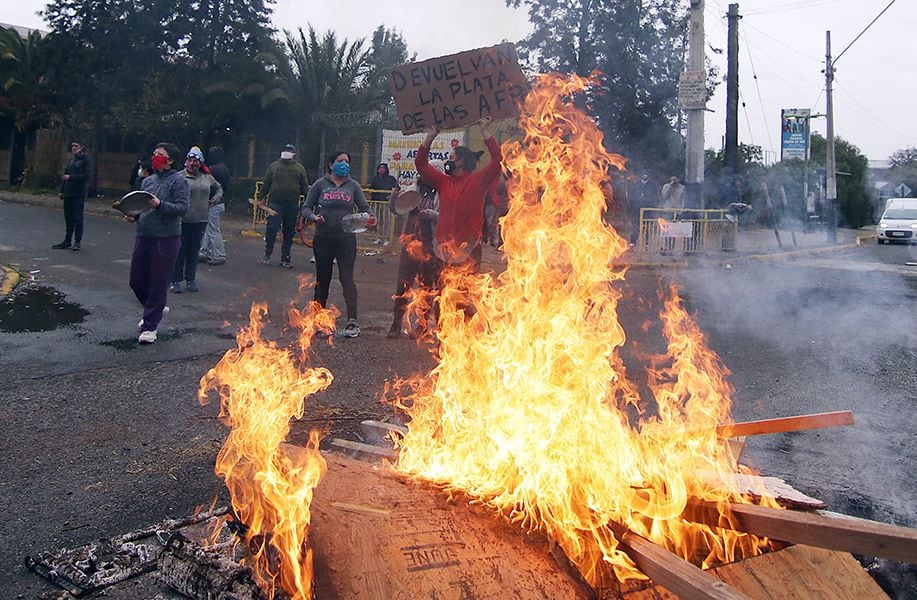 Vecinos de La Pintana protestan acusando abandono por parte del Municipio